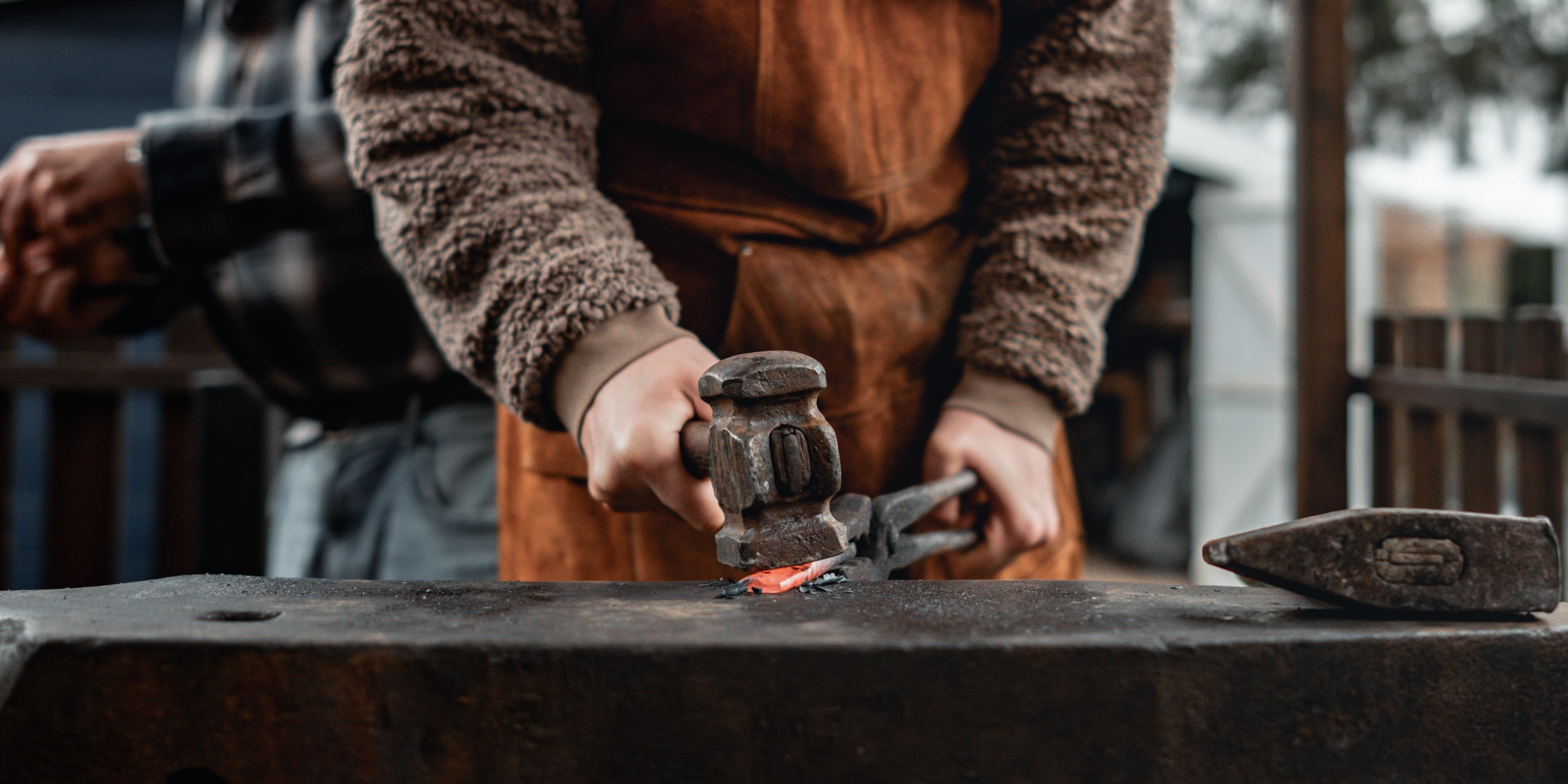 Stagiaire forgeant son couteau
